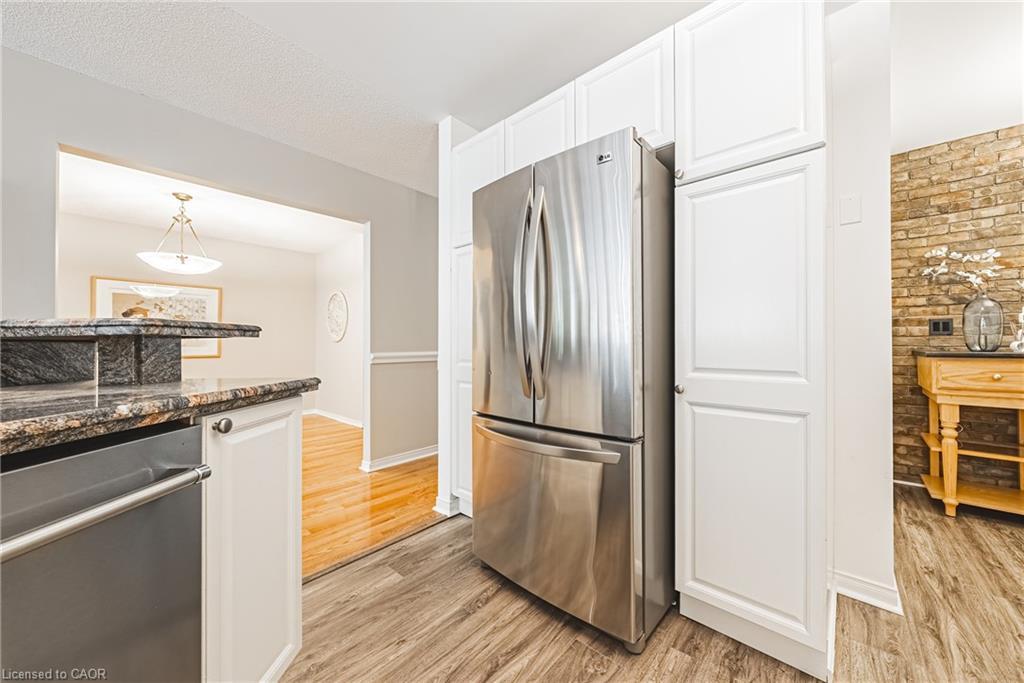 9-3333 New Street, Burlington, ON - Indoor Photo Showing Kitchen