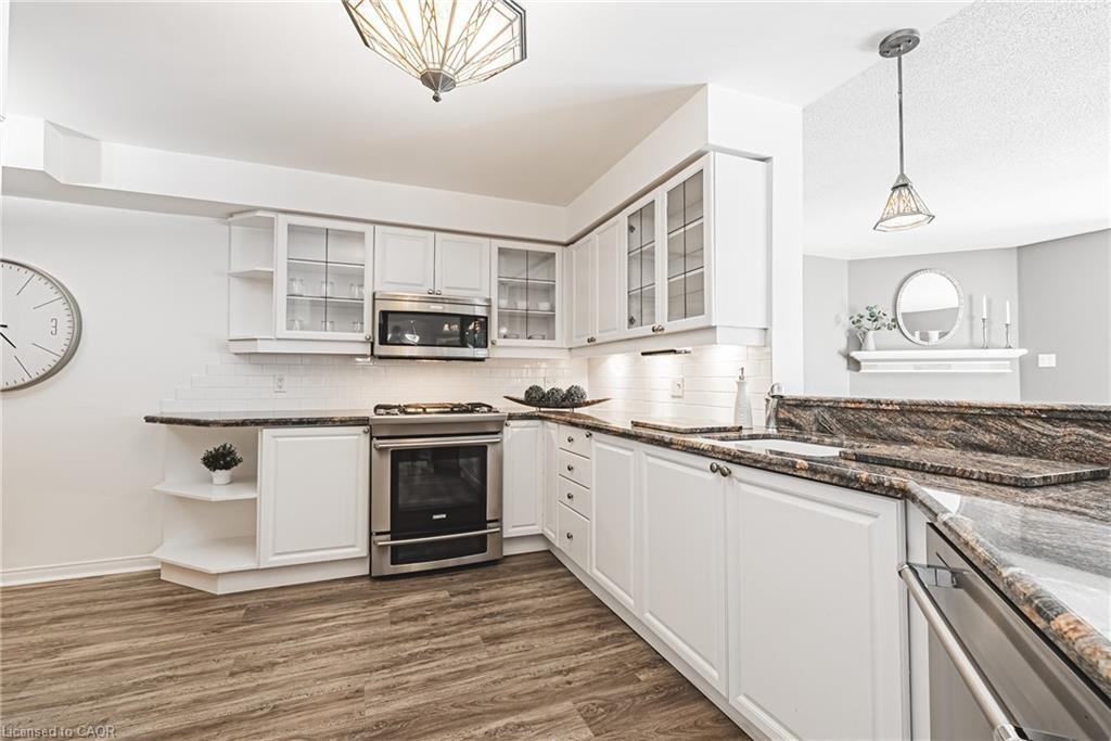 9-3333 New Street, Burlington, ON - Indoor Photo Showing Kitchen With Upgraded Kitchen