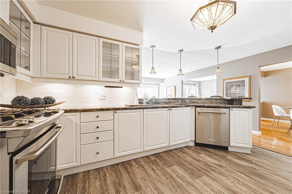 9-3333 New Street, Burlington, ON - Indoor Photo Showing Kitchen With Stainless Steel Kitchen With Upgraded Kitchen