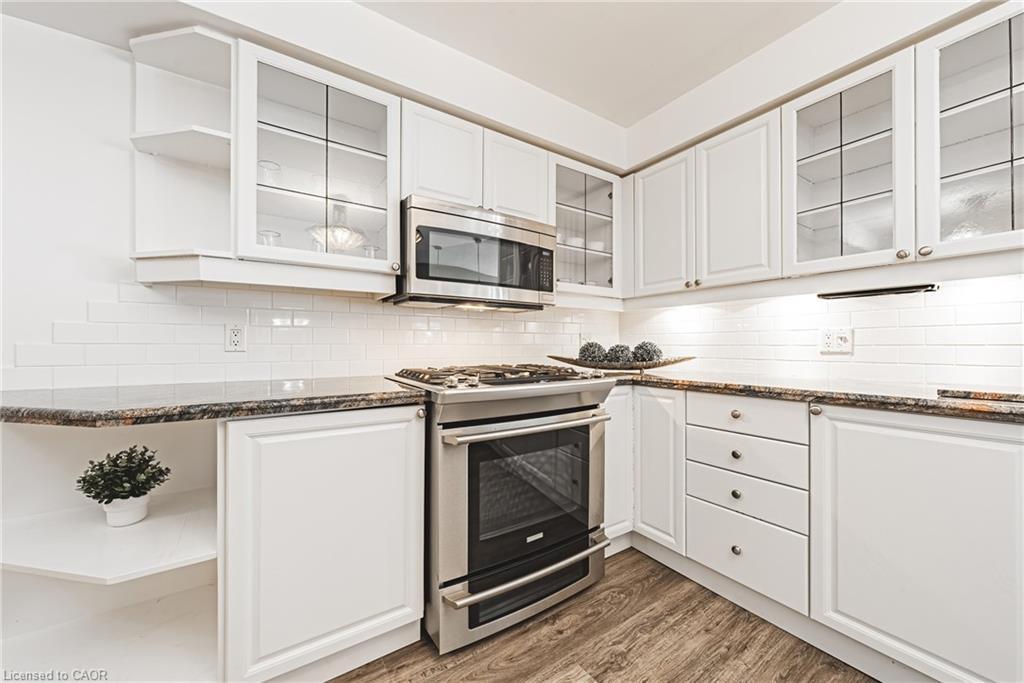 9-3333 New Street, Burlington, ON - Indoor Photo Showing Kitchen With Upgraded Kitchen