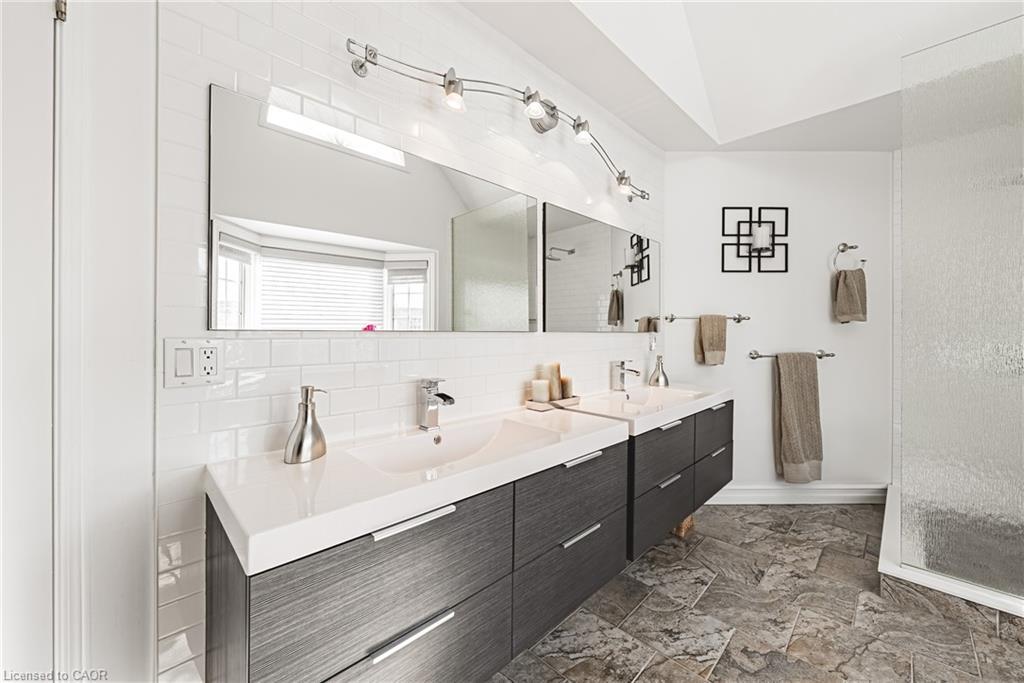 9-3333 New Street, Burlington, ON - Indoor Photo Showing Bathroom