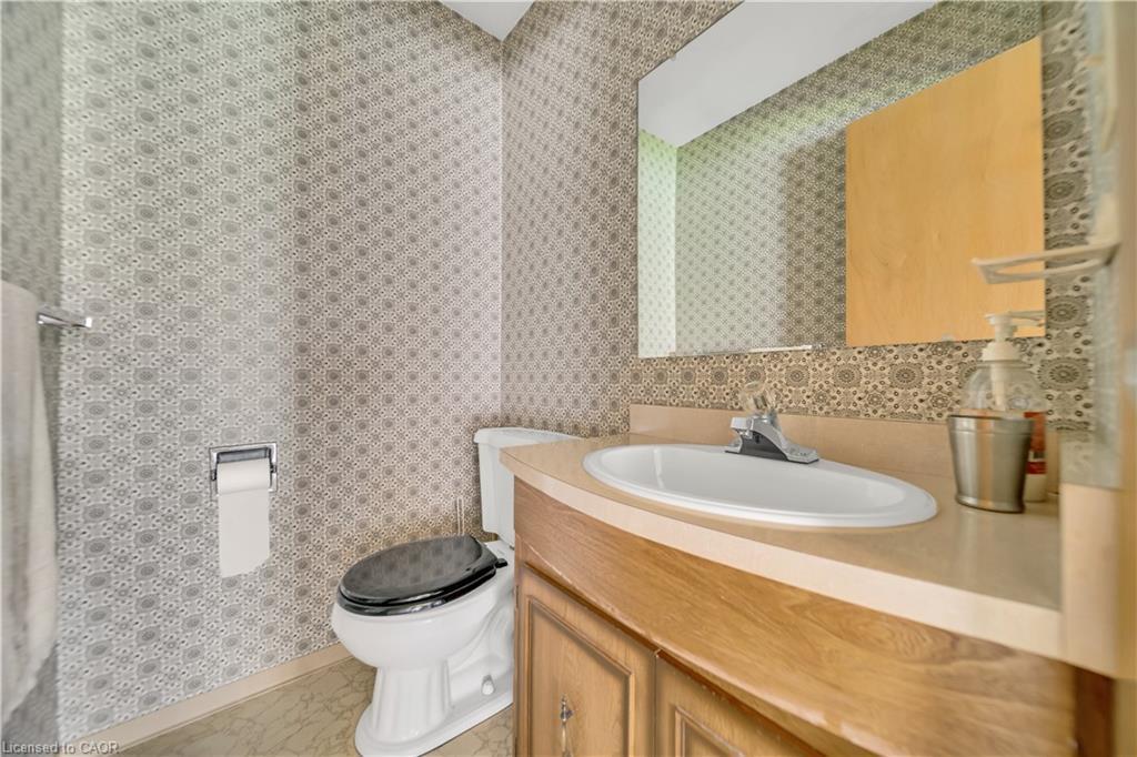 395 Mossom Place, Waterloo, ON - Indoor Photo Showing Bathroom