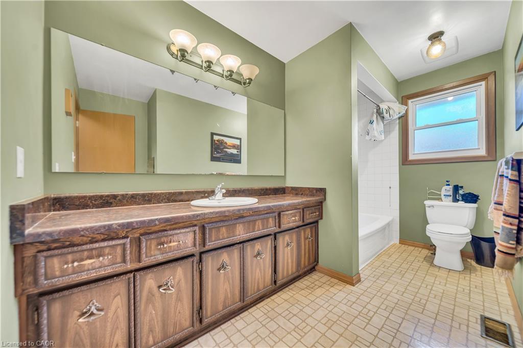 395 Mossom Place, Waterloo, ON - Indoor Photo Showing Bathroom