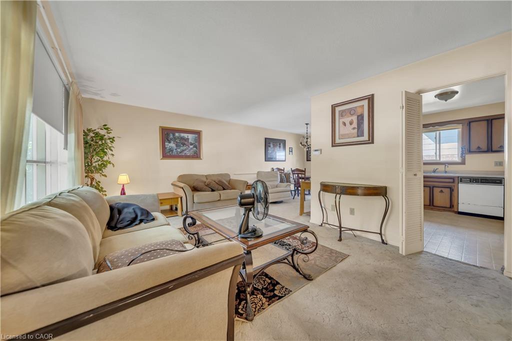 395 Mossom Place, Waterloo, ON - Indoor Photo Showing Living Room