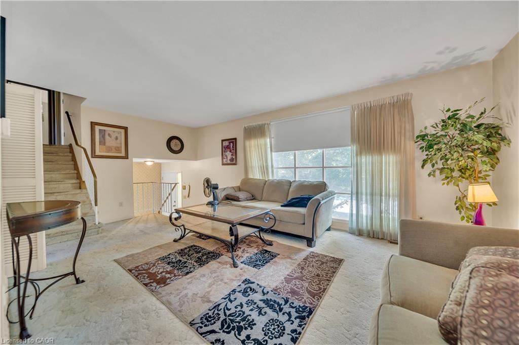 395 Mossom Place, Waterloo, ON - Indoor Photo Showing Living Room