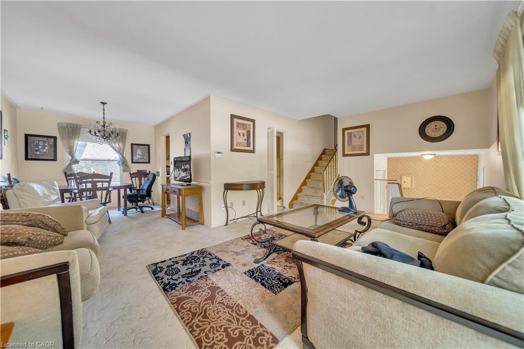395 Mossom Place, Waterloo, ON - Indoor Photo Showing Living Room