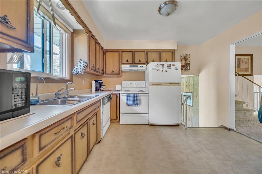 395 Mossom Place, Waterloo, ON - Indoor Photo Showing Kitchen With Double Sink