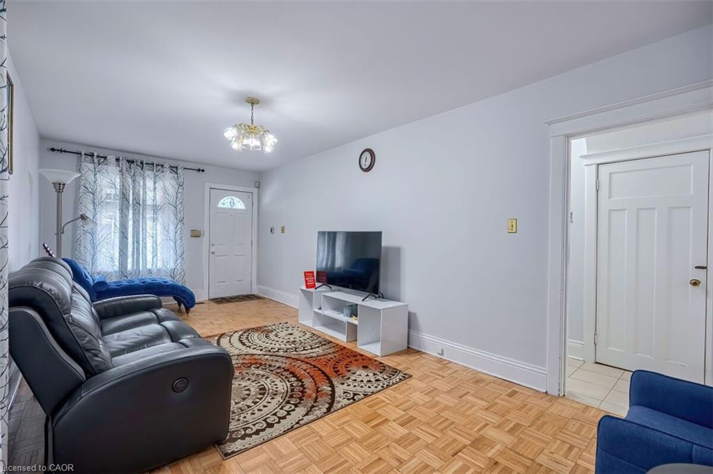 30 Webber Avenue, Hamilton, ON - Indoor Photo Showing Living Room