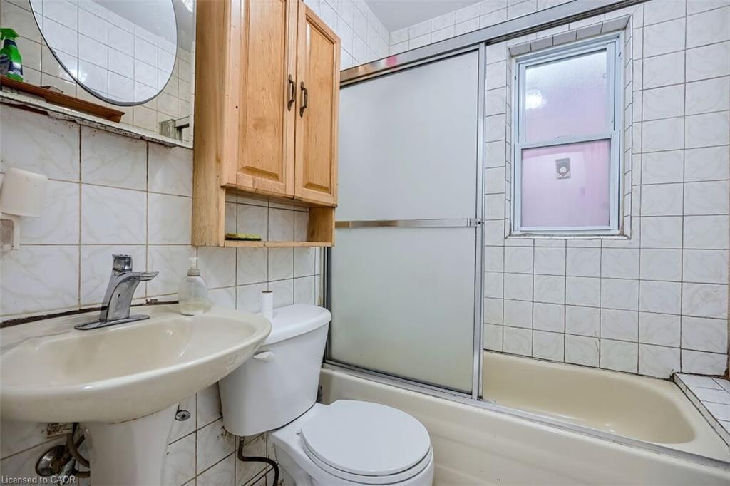 30 Webber Avenue, Hamilton, ON - Indoor Photo Showing Bathroom
