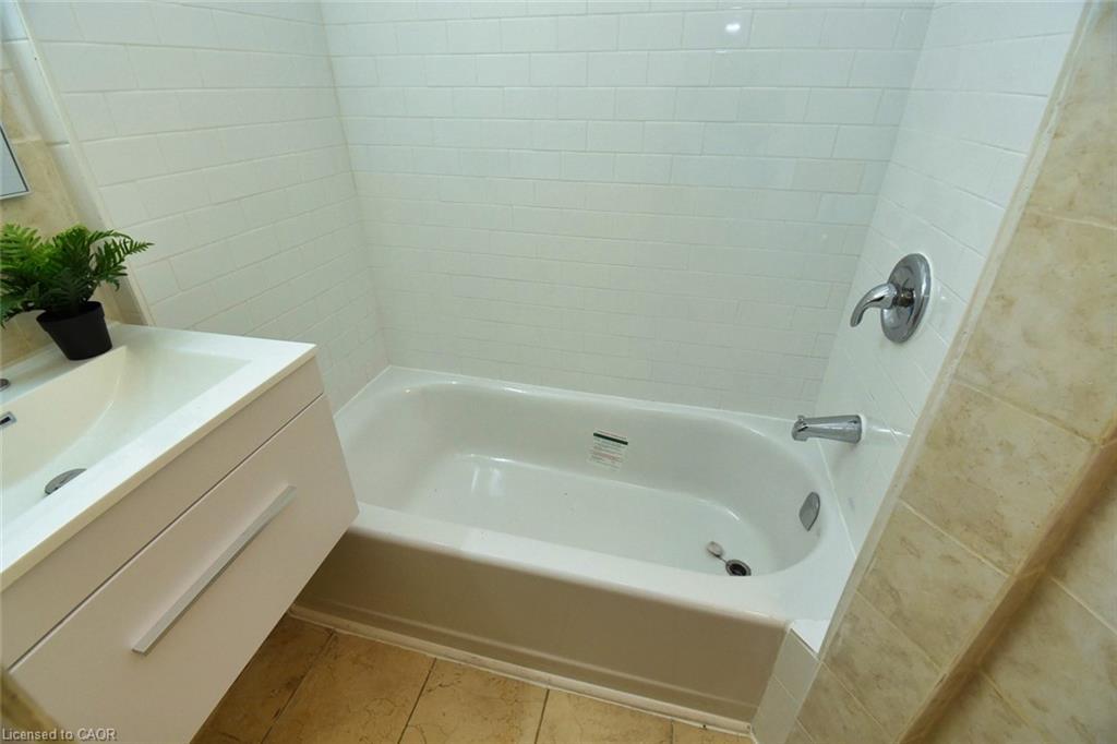 265 Hunter Street W, Hamilton, ON - Indoor Photo Showing Bathroom
