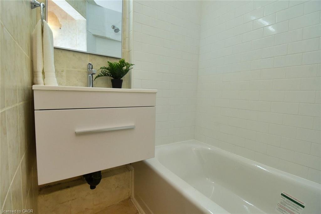 265 Hunter Street W, Hamilton, ON - Indoor Photo Showing Bathroom