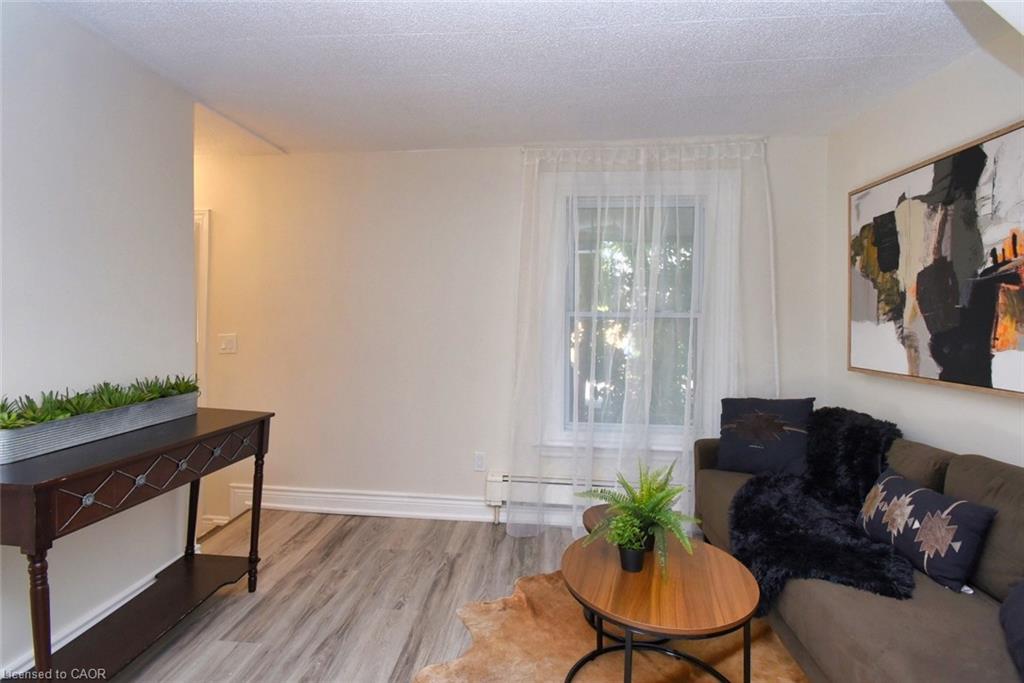 265 Hunter Street W, Hamilton, ON - Indoor Photo Showing Living Room