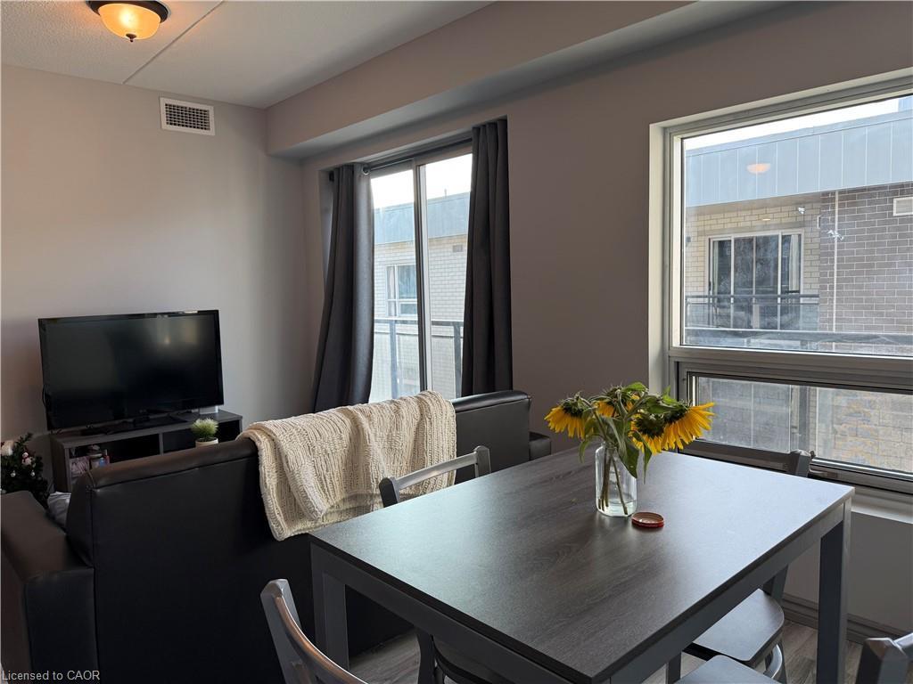 B506-275 Larch Street, Waterloo, ON - Indoor Photo Showing Dining Room