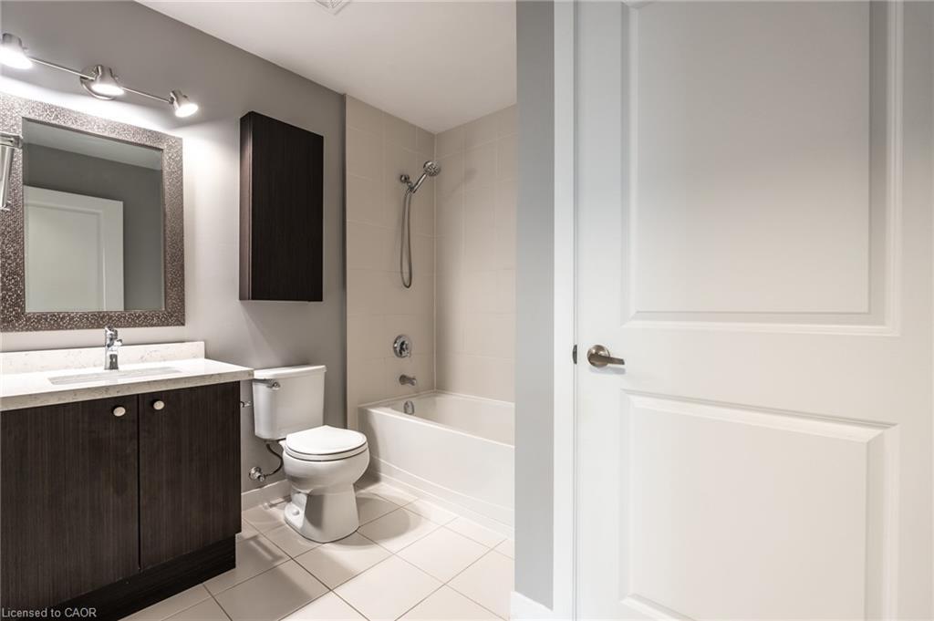 304-85 Robinson Street, Hamilton, ON - Indoor Photo Showing Bathroom