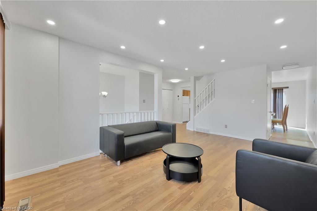 34 Phair Crescent, London, ON - Indoor Photo Showing Living Room