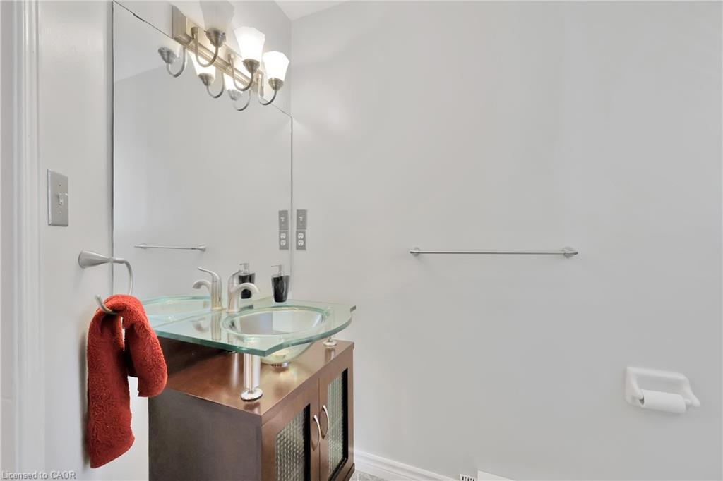 34 Phair Crescent, London, ON - Indoor Photo Showing Bathroom