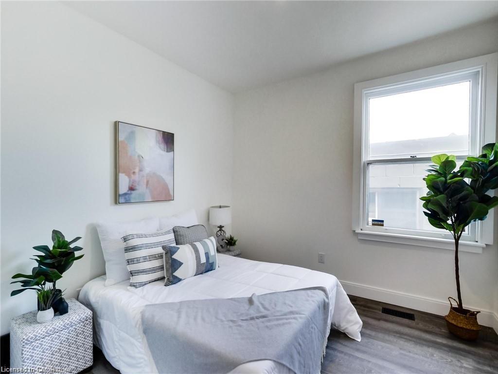 54 Fairview Avenue, Hamilton, ON - Indoor Photo Showing Bedroom
