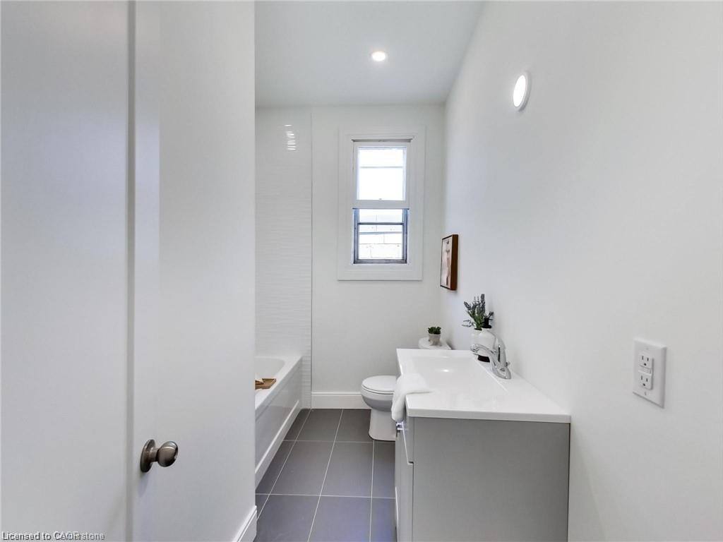 54 Fairview Avenue, Hamilton, ON - Indoor Photo Showing Bathroom