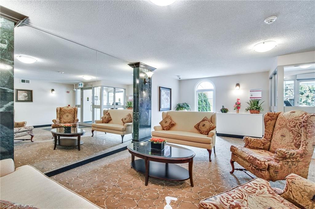 205-970 Golf Links Road, Ancaster, ON - Indoor Photo Showing Living Room