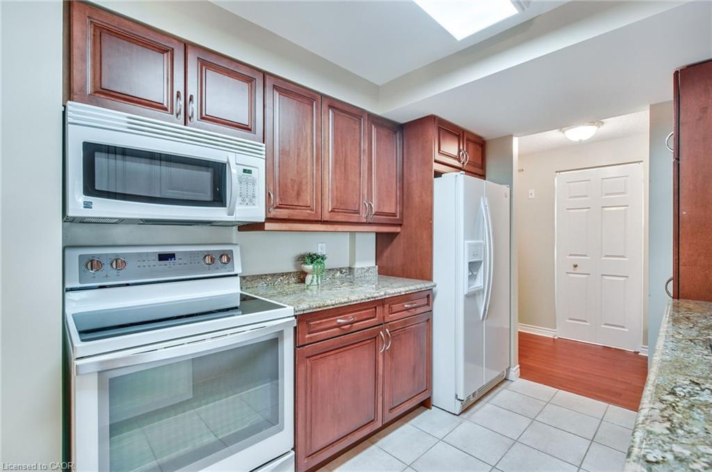 205-970 Golf Links Road, Ancaster, ON - Indoor Photo Showing Kitchen