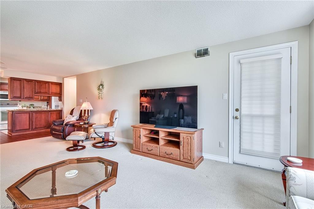 205-970 Golf Links Road, Ancaster, ON - Indoor Photo Showing Living Room