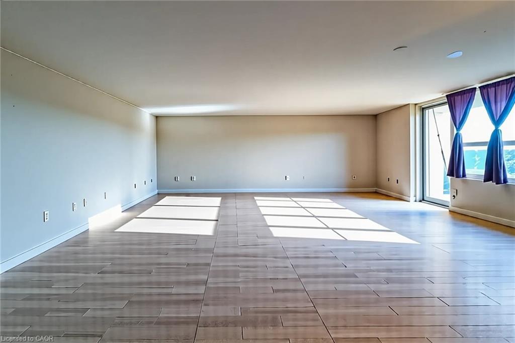707-700 Dynes Road, Burlington, ON - Indoor Photo Showing Other Room