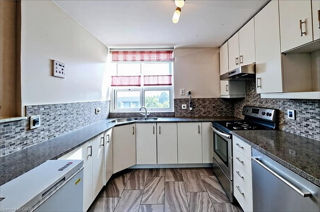 707-700 Dynes Road, Burlington, ON - Indoor Photo Showing Kitchen With Double Sink With Upgraded Kitchen
