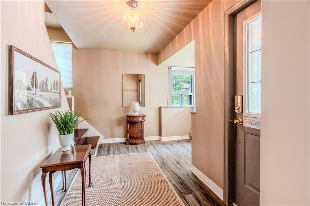 95 Paradise Road N, Hamilton, ON - Indoor Photo Showing Other Room