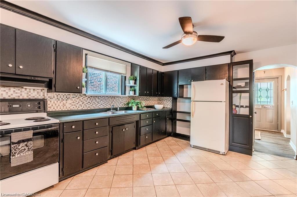 95 Paradise Road N, Hamilton, ON - Indoor Photo Showing Kitchen