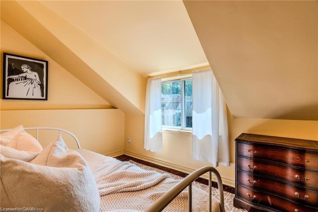 95 Paradise Road N, Hamilton, ON - Indoor Photo Showing Bedroom