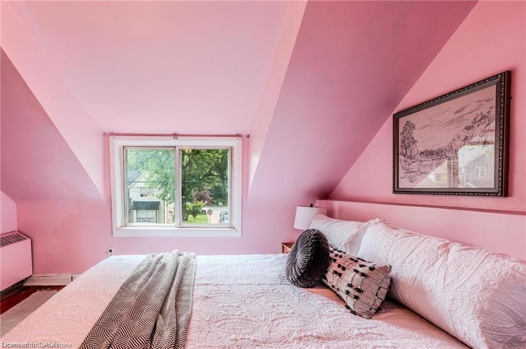 95 Paradise Road N, Hamilton, ON - Indoor Photo Showing Bedroom
