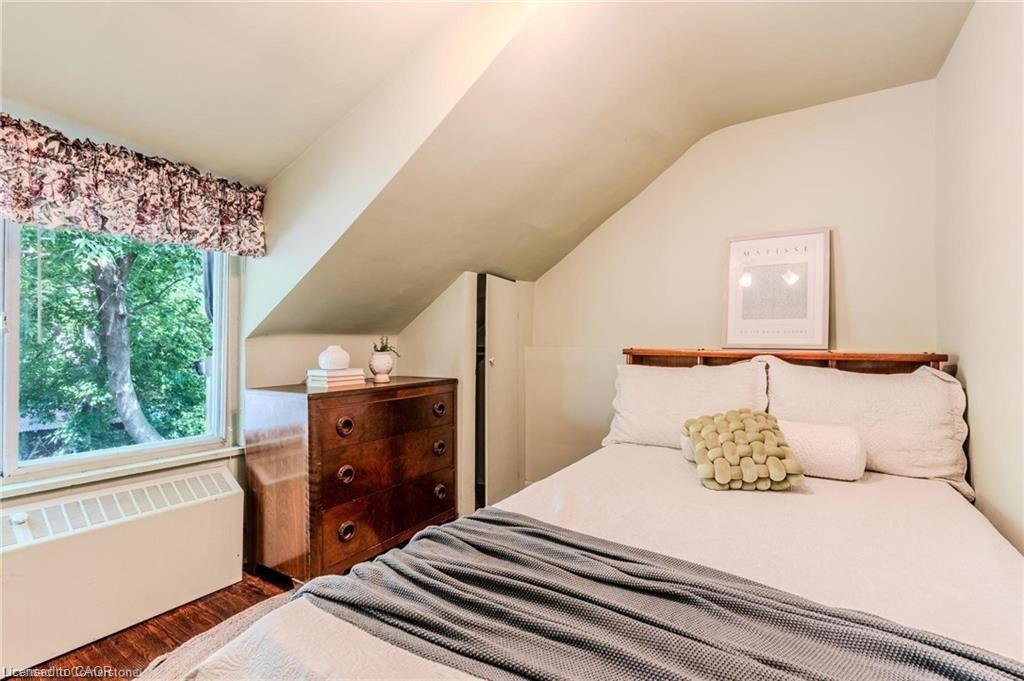 95 Paradise Road N, Hamilton, ON - Indoor Photo Showing Bedroom