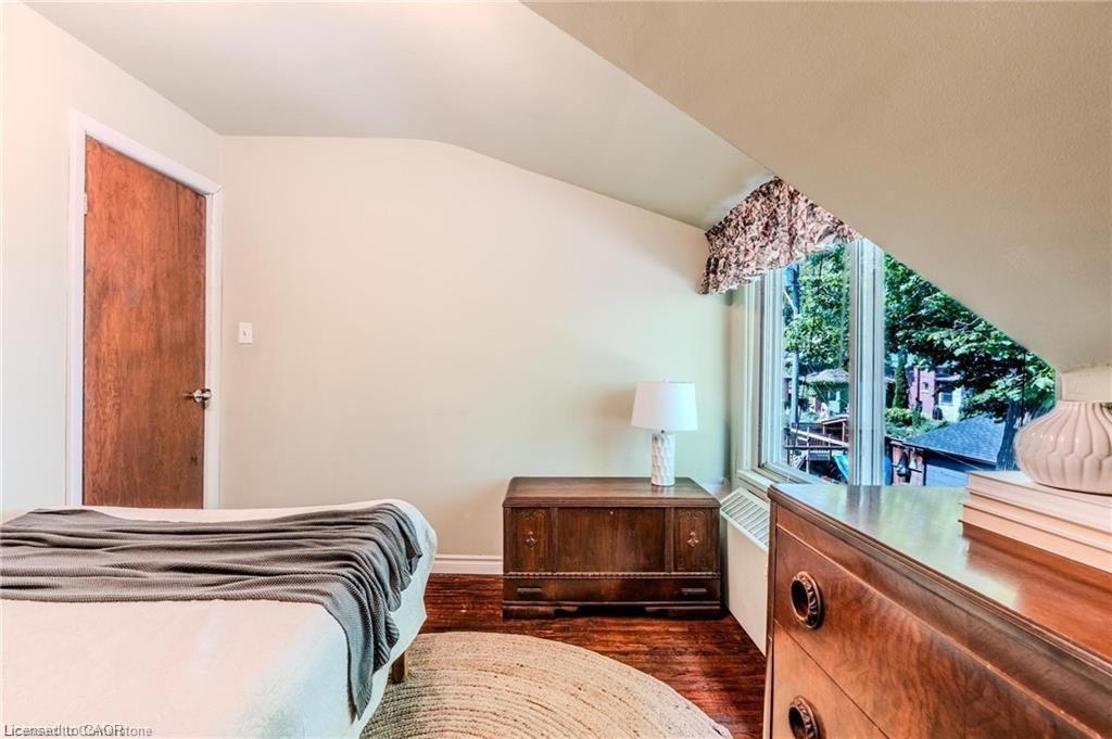 95 Paradise Road N, Hamilton, ON - Indoor Photo Showing Bedroom