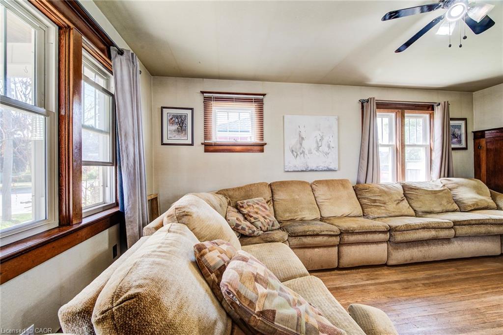 56 Albert Street E, Plattsville, ON - Indoor Photo Showing Living Room