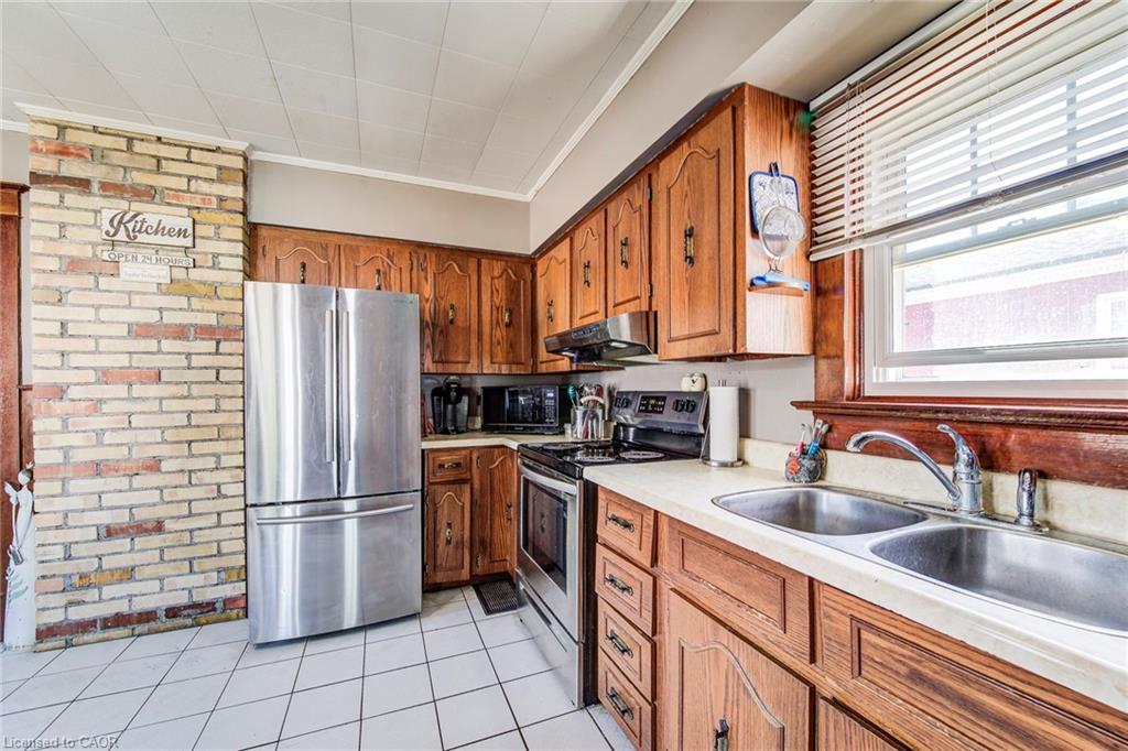 56 Albert Street E, Plattsville, ON - Indoor Photo Showing Kitchen With Double Sink