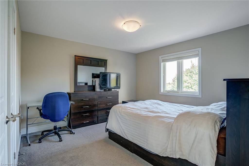 91 Taylor Drive, Grand Valley, ON - Indoor Photo Showing Bedroom