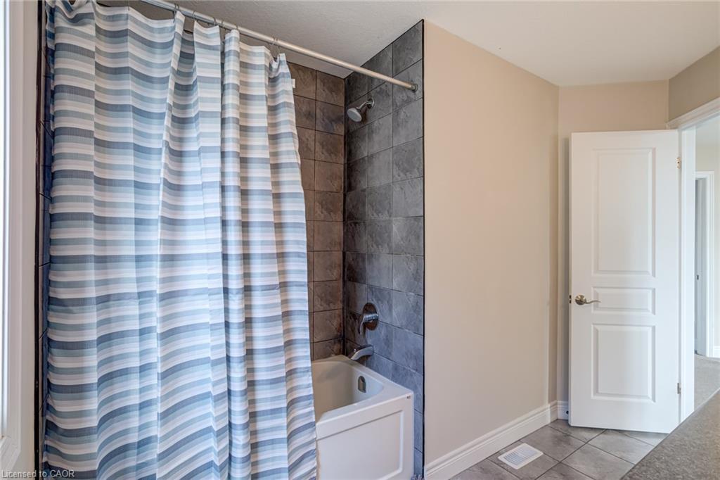 91 Taylor Drive, Grand Valley, ON - Indoor Photo Showing Bathroom
