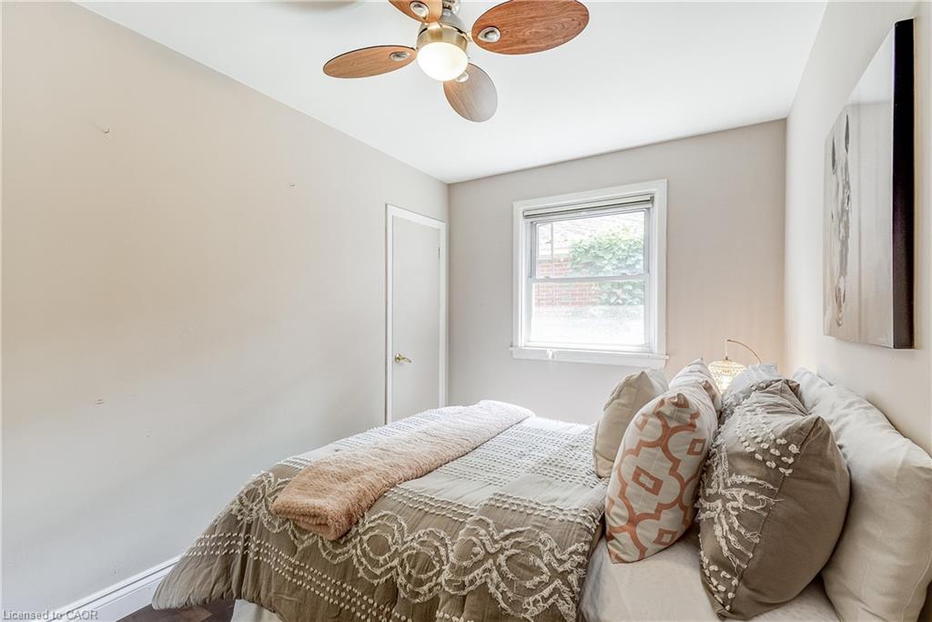 1216 De Quincy Crescent, Burlington, ON - Indoor Photo Showing Bedroom