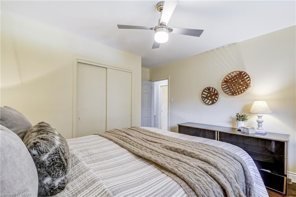 1216 De Quincy Crescent, Burlington, ON - Indoor Photo Showing Bedroom