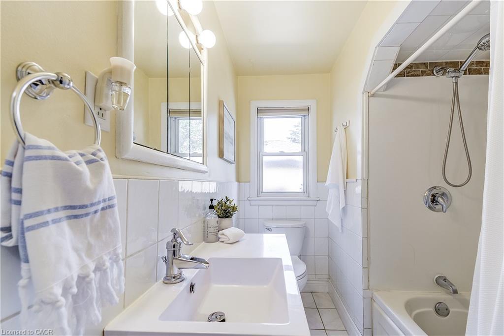 1216 De Quincy Crescent, Burlington, ON - Indoor Photo Showing Bathroom