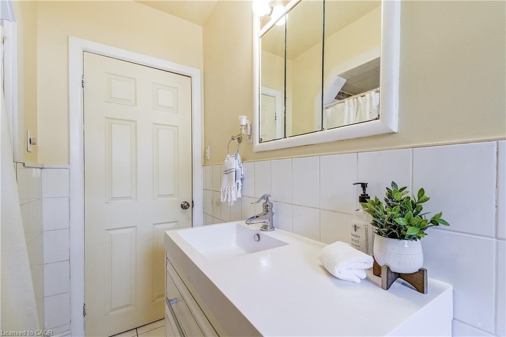 1216 De Quincy Crescent, Burlington, ON - Indoor Photo Showing Bathroom