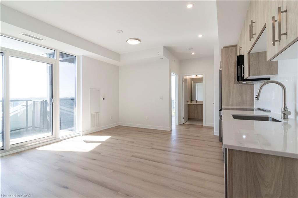 1906-25 Wellington Street S, Kitchener, ON - Indoor Photo Showing Kitchen