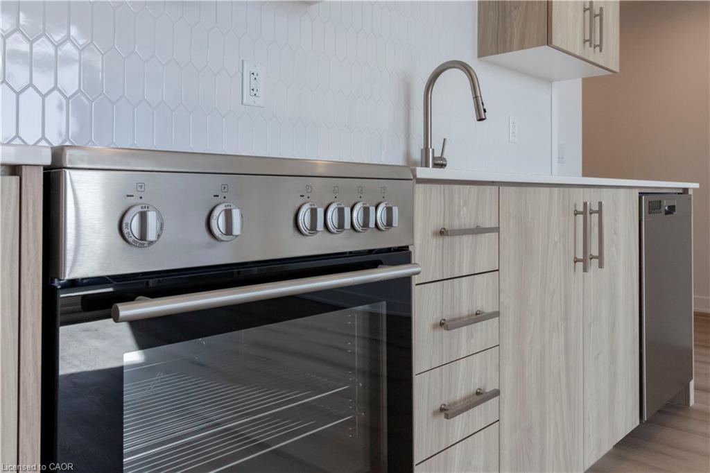 1906-25 Wellington Street S, Kitchener, ON - Indoor Photo Showing Kitchen