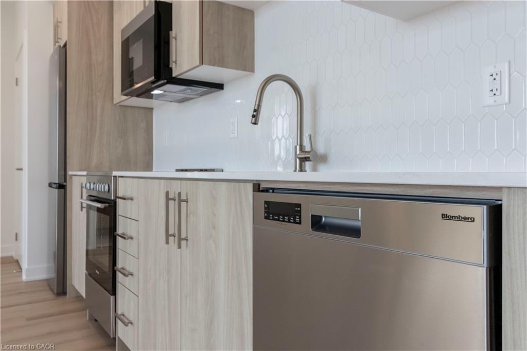 1906-25 Wellington Street S, Kitchener, ON - Indoor Photo Showing Kitchen