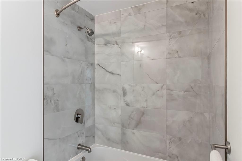 1906-25 Wellington Street S, Kitchener, ON - Indoor Photo Showing Bathroom