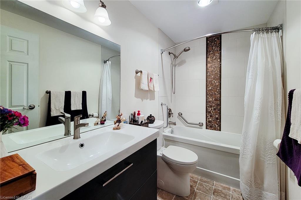 88-1115 Paramount Drive, Stoney Creek, ON - Indoor Photo Showing Bathroom