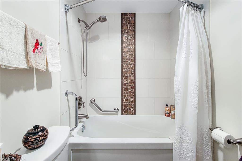 88-1115 Paramount Drive, Stoney Creek, ON - Indoor Photo Showing Bathroom