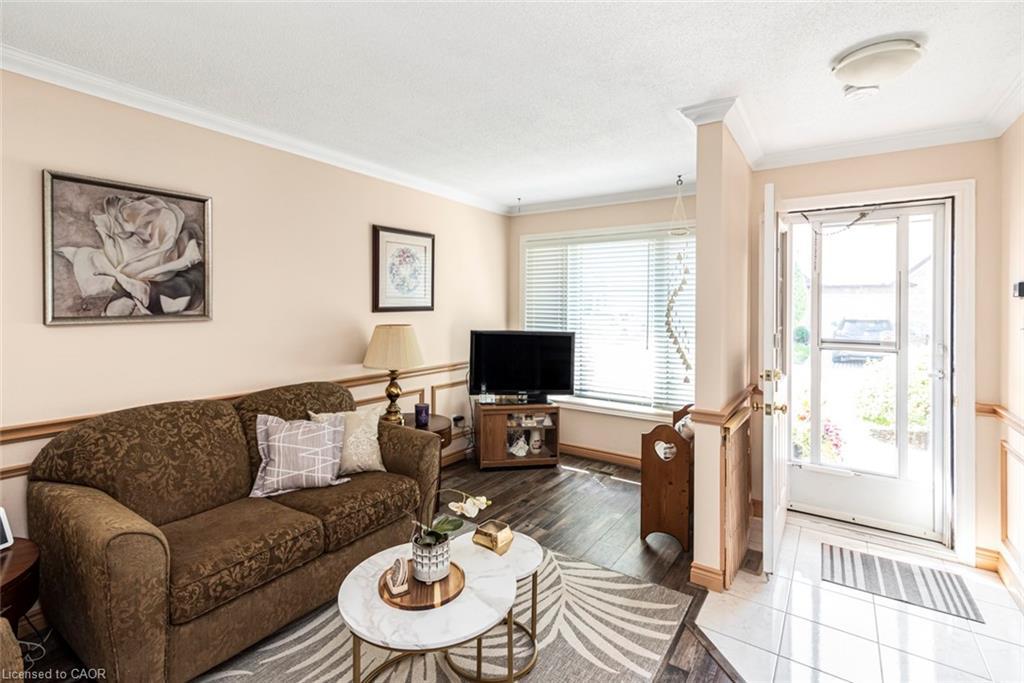 36-10 Wentworth Drive, Grimsby, ON - Indoor Photo Showing Living Room