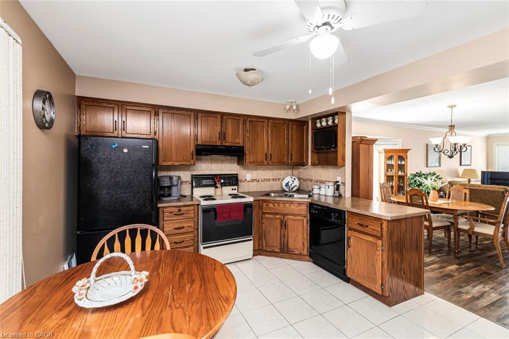 36-10 Wentworth Drive, Grimsby, ON - Indoor Photo Showing Kitchen With Double Sink