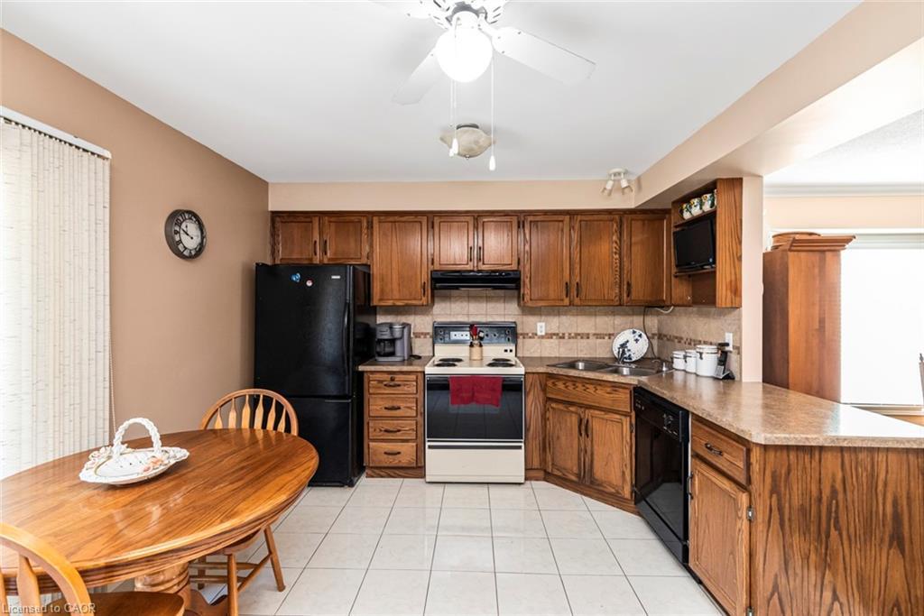 36-10 Wentworth Drive, Grimsby, ON - Indoor Photo Showing Kitchen With Double Sink